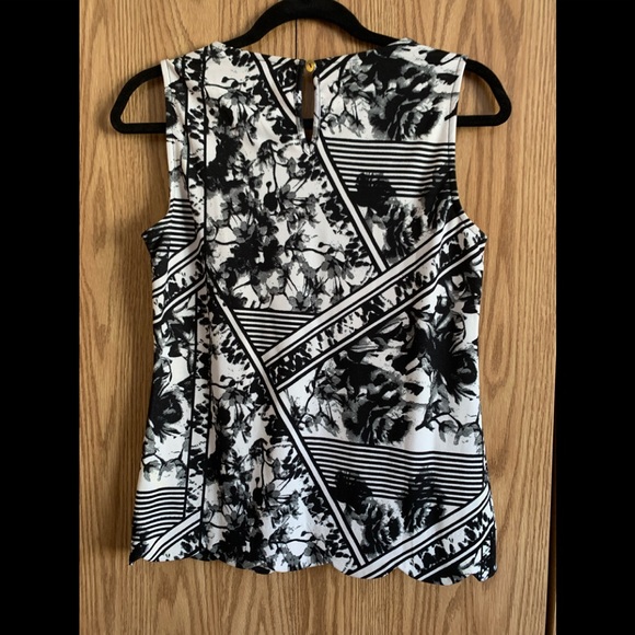 Cleo petites, a-line, crew neck, keyhole button back, sleeveless, top, textured - Picture 4 of 6